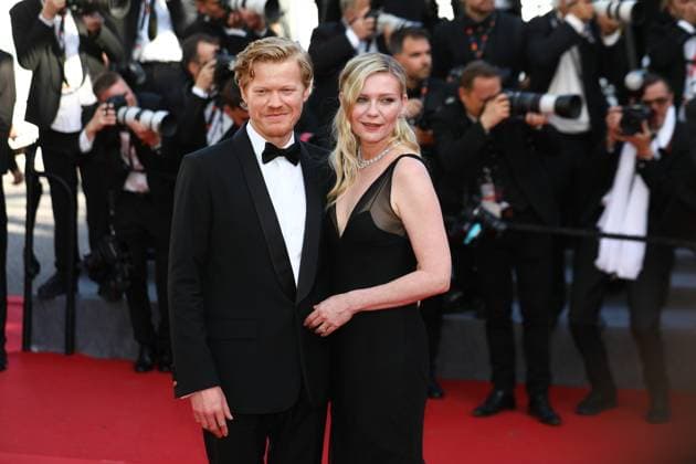 May 17, 2024, Cannes, Cote D azur, France: JESSE PLEMONS and KIRSTEN DUNST pose as they walk the red carpet to attend the Kinds of Kindness Premiere screening at the 77th Annual Cannes Film Festival at Palais des Festivals in Cannes, France Cannes France - ZUMAc179 20240517_zep_c179_141 Copyright: xMickaelxChavetx