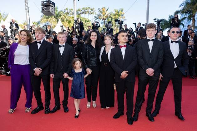 B MontÃ e des marches du film Â Kinds of Kindness Â lors du 77eme Festival International du Film de Cannes Muriel Meynard, Mathis Bernard, ClÃ ment Faveau, Luna Garret, Louise Courvoisier, MaÃ¯wene Barthelemy, Dimitry Baudry, Armand Sancey Richard, Lucas Marillier MontÃ e des marches of the movie Â Kinds of Kindness Â during the 77th Cannes International Film Festival at the Palais des Festivals in Cannes On may 17th 2024 Olivier Borde Bestimage Red carpet of the movie Â Kinds of Kindness Â during the 77th Cannes International Film Festival at the Palais des Festivals in Cannes, France On may 17th 2024 Cannes France  Copyright: xOLIVIERxBORDEx xBESTIMAGExOLIVIERxBORDEx xBESTIMAGEx