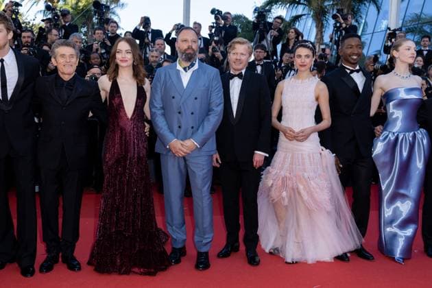 B Red carpet of the movie Â Kinds of Kindness Â during the 77th Cannes International Film Festival Willem Dafoe, Emma Stone, Yorgos Lanthimos, Jesse Plemons, Margaret Qualley, Mamoudou Athie, Hunter Schafer Red carpet of the movie Â Kinds of Kindness Â during the 77th Cannes International Film Festival, au Palais des Festivals Ã Cannes On may 17th 2024 Olivier Borde Bestimage Red carpet of the movie Â Kinds of Kindness Â during the 77th Cannes International Film Festival at the Palais des Festivals in Cannes, France On may 17th 2024 Cannes France  Copyright: xOLIVIERxBORDEx xBESTIMAGExOLIVIERxBORDEx xBESTIMAGEx