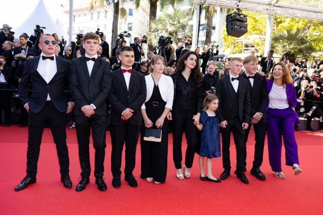 M MontÃ e des marches du film Â Kinds of Kindness Â lors du 77eme Festival International du Film de Cannes Lucas Marillier, Armand Sancey Richard, Dimitry Baudry, MaÃ¯wene Barthelemy, Louise Courvoisier, Luna Garret, ClÃ ment Faveau, Mathis Bernard, Muriel Meynard MontÃ e des marches of the film Â Kinds of Kindness Â during the 77th Cannes International Film Festival at the Palais des Festivals in Cannes On may 17th 2024 Jacovides Moreau Bestimage Red carpet of the film Â Kinds of Kindness Â during the 77th Cannes International Film Festival at the Palais des Festivals in Cannes, France On may 17th 2024 Cannes France  Copyright: xJACOVIDES-MOREAUx xBESTIMAGExJACOVIDES-MOREAUx xBESTIMAGEx