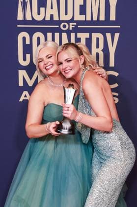 May 16, 2024, Frisco, Tx, USA: Kendra Slaubaugh and Krista Slaubaugh of Tigirlily Gold, winners of the New Duo Group of the Year award, pose in the press room during the 59th Academy of Country Music Awards at The Ford Center at The Star on May 16, 2024 in Frisco, Texas. Frisco USA - ZUMAs181 20240516_zea_s181_414 Copyright: xOzziexBx