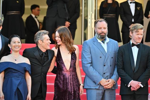 *Cannes, 77th Cannes Film Festival 2024, Fourth Evening - red carpet of the film Kinds of Kindness Cannes, 77th Cannes Film Festival 2024, Fourth Evening - red carpet of the film Kinds of Kindness - In the photo: Hong Chau, Willem Dafoe, Emma Stone, Yorgos Lanthimos and Jesse Plemons Cannes France  Copyright: xIPA ABACAx