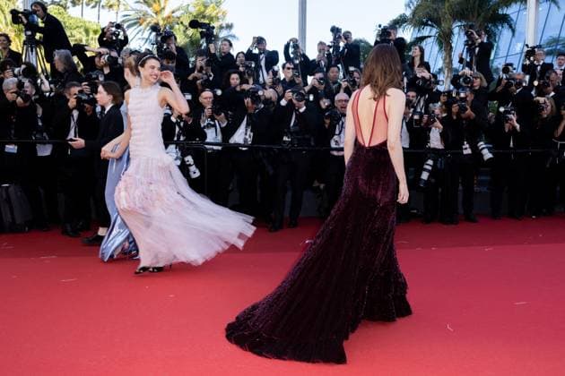 B MontÃ e des marches du film Â Kinds of Kindness Â lors du 77eme Festival International du Film de Cannes Margaret Qualley et Emma Stone MontÃ e des marches du film Â Kinds of Kindness Â lors du 77eme Festival International du Film de Cannes, au Palais des Festivals Ã Cannes On may 17th 2024 Olivier Borde Bestimage Red carpet of the movie Â Kinds of Kindness Â during the 77th Cannes International Film Festival at the Palais des Festivals in Cannes, France On may 17th 2024 Cannes France  Copyright: xOLIVIERxBORDEx xBESTIMAGExOLIVIERxBORDEx xBESTIMAGEx