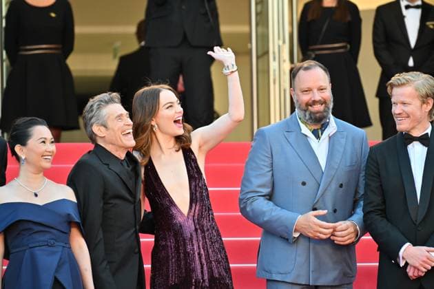 Cannes, France: Cannes, 77th Cannes Film Festival 2024, Fourth Evening - red carpet of the film Kinds of Kindness - In the photo: Hong Chau, Willem Dafoe, Emma Stone, Yorgos Lanthimos and Jesse Plemons Cannes France  - ZUMAp169 20240517_zea_p169_935 Copyright: xManuelexMangiarottix