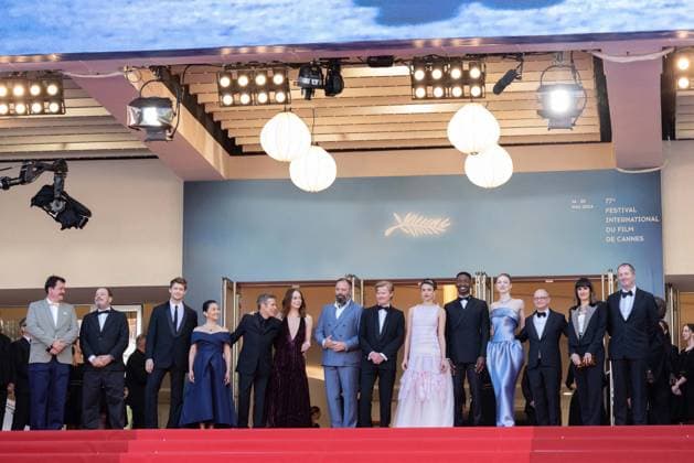 Cannes Kinds Of Kindness Screening DB Efthymis Filippou, a guest, Hong Chau, Joe Alwyn, Willem Dafoe, Emma Stone, Yorgos Lanthimos, Jesse Plemons, Margaret Qualley, Mamoudou Athie, Hunter Schafer, Ed Guiney, Kasia Malipan and Andrew Lowe attending the Kinds Of Kindness Red Carpet at the 77th annual Cannes Film Festival at Palais des Festivals on May 17, 2024 in Cannes, France. Photo by David Boyer ABACAPRESS.COM Cannes France Copyright: xBoyerxDavid ABACAx