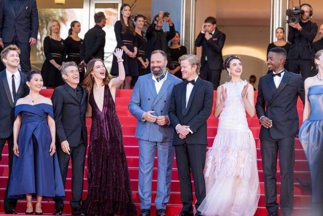 Cannes Kinds Of Kindness Screening DB Efthymis Filippou, a guest, Hong Chau, Joe Alwyn, Willem Dafoe, Emma Stone, Yorgos Lanthimos, Jesse Plemons, Margaret Qualley, Mamoudou Athie, Hunter Schafer, Ed Guiney, Kasia Malipan and Andrew Lowe attending the Kinds Of Kindness Red Carpet at the 77th annual Cannes Film Festival at Palais des Festivals on May 17, 2024 in Cannes, France. Photo by David Boyer ABACAPRESS.COM Cannes France Copyright: xBoyerxDavid ABACAx