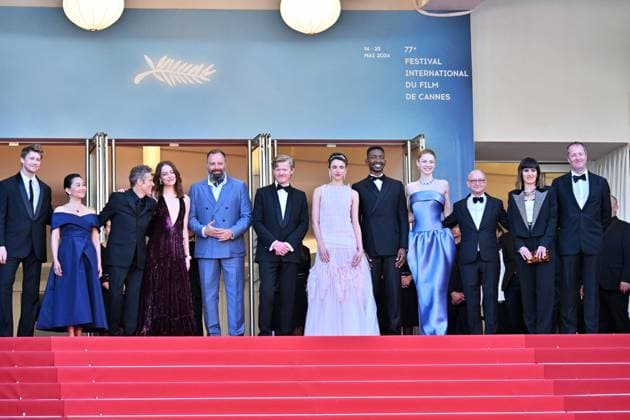Cannes, France: Cannes, 77th Cannes Film Festival 2024, Fourth Evening - red carpet of the film Kinds of Kindness - In the photo: The Cast Cannes France  - ZUMAp169 20240517_zea_p169_967 Copyright: xManuelexMangiarottix