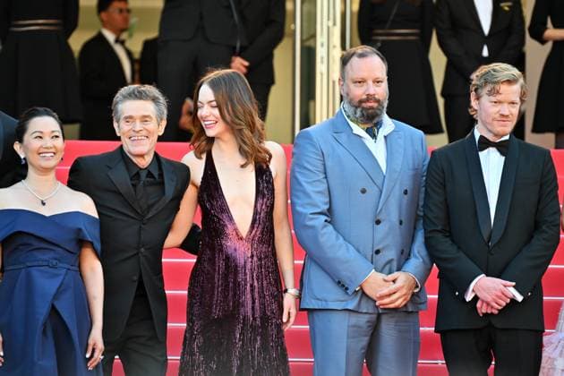 Cannes, France: Cannes, 77th Cannes Film Festival 2024, Fourth Evening - red carpet of the film Kinds of Kindness - In the photo: Hong Chau, Willem Dafoe, Emma Stone, Yorgos Lanthimos and Jesse Plemons Cannes France  - ZUMAp169 20240517_zea_p169_965 Copyright: xManuelexMangiarottix