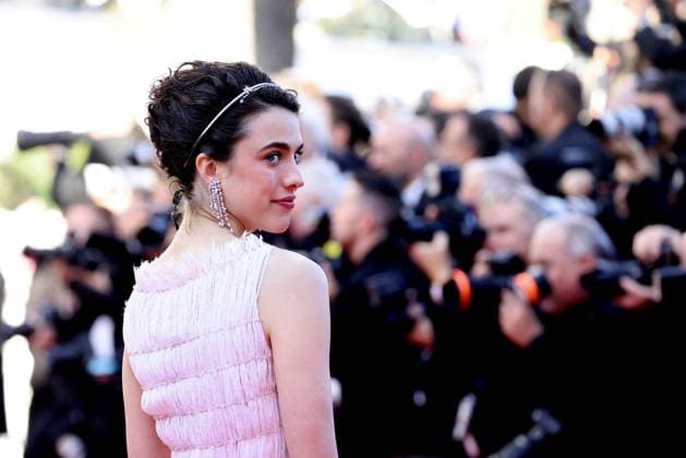J MontÃ e des marches du film Â Kinds of Kindness Â lors du 77eme Festival International du Film de Cannes Margaret Qualley MontÃ e des marches du film Â Kinds of Kindness Â lors du 77eme Festival International du Film de Cannes, au Palais des Festivals Ã Cannes On may 17th 2024 Jacovides Moreau Bestimage Red carpet of the movie Â Kinds of Kindness Â during the 77th Cannes International Film Festival at the Palais des Festivals in Cannes, France On may 17th 2024 Cannes France  Copyright: xJACOVIDES-MOREAUx xBESTIMAGExJACOVIDES-MOREAUx xBESTIMAGEx