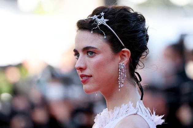 J MontÃ e des marches du film Â Kinds of Kindness Â lors du 77eme Festival International du Film de Cannes Margaret Qualley MontÃ e des marches du film Â Kinds of Kindness Â lors du 77eme Festival International du Film de Cannes, au Palais des Festivals Ã Cannes On may 17th 2024 Jacovides Moreau Bestimage Red carpet of the movie Â Kinds of Kindness Â during the 77th Cannes International Film Festival at the Palais des Festivals in Cannes, France On may 17th 2024 Cannes France  Copyright: xJACOVIDES-MOREAUx xBESTIMAGExJACOVIDES-MOREAUx xBESTIMAGEx