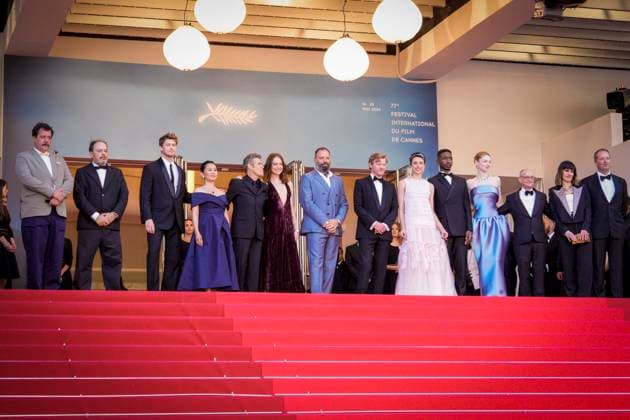 IPP Photo Daniele Cifala™ Cannes 17 05 2024 Kinds Of Kindness Red Carpet The 77th Annual Cannes Film Festival pictured Hong Chau, Joe Alwyn, Willem Dafoe, Emma Stone, Yorgos Lanthimos, Jesse Plemons, Margaret Qualley, Mamoudou Athie, Hunter Schafer, Ed Guiney, Kasia Malipan and Andrew Lowe Italy Photo Press World Copyright