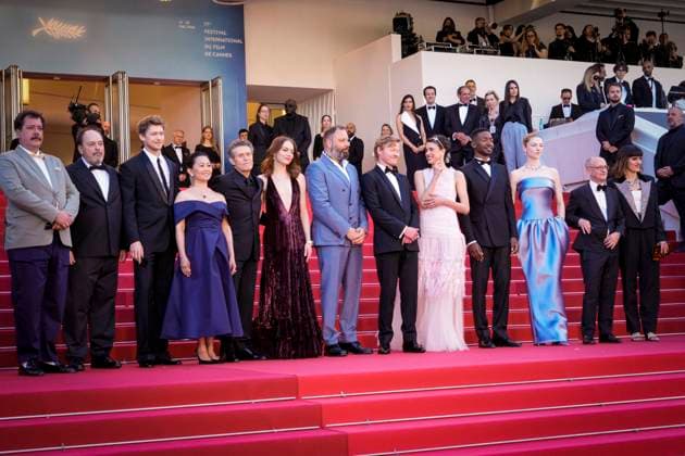 IPP Photo Daniele Cifala™ Cannes 17 05 2024 Kinds Of Kindness Red Carpet The 77th Annual Cannes Film Festival pictured Hong Chau, Joe Alwyn, Willem Dafoe, Emma Stone, Yorgos Lanthimos, Jesse Plemons, Margaret Qualley, Mamoudou Athie, Hunter Schafer, Ed Guiney, Kasia Malipan and Andrew Lowe Italy Photo Press World Copyright