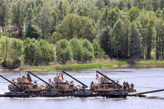 News Themen der Woche KW20 News Bilder des Tages May 17, 2024, Drawsko Pomorskie, West Pomeranian, Poland: British soldiers of the UK 12th Armoured Brigade Combat Team cross Zly Leg lake seen during an exercise in Land Forces Training Centre in Drawsko, as part of wide raging exercise of NATO allies - Steadfast Defender 2024. The exercise is aimed to check military abilities of the North Atlantic alliance in a possibility of Russian aggression on Poland and Baltic States - which are on the NATO East Flank. Drawsko Pomorskie Poland - ZUMAs197 20240517_aaa_s197_096 Copyright: xDominikaxZarzyckax