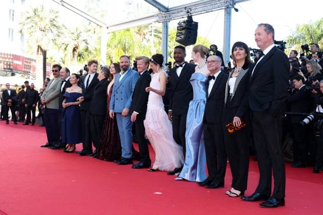 J Montà e des marches du film  Kinds of Kindness  lors du 77eme Festival International du Film de Cannes Guest, Hong Chau, Joe Alwyn, Willem Dafoe, Emma Stone, Yorgos Lanthimos, Jesse Plemons, Margaret Qualley, Mamoudou Athie, Hunter Schafer, Ed Guiney, Kasia Malipan, Andrew Lowe Montà e des marches of the movie  Kinds of Kindness  during the 77th Cannes International Film Festival at the Palais des Festivals in Cannes On may 17th 2024 Jacovides Moreau Bestimage Red carpet of the movie  Kinds of Kindness  during the 77th Cannes International Film Festival at the Palais des Festivals in Cannes, France On may 17th 2024 Cannes France Copyright: xJACOVIDES-MOREAUx xBESTIMAGExJACOVIDES-MOREAUx xBESTIMAGEx
