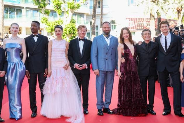 J MontÃ e des marches du film Â Kinds of Kindness Â lors du 77eme Festival International du Film de Cannes Hunter Schafer, Mamoudou Athie, Margaret Qualley, Jesse Plemons, Yorgos Lanthimos, Emma Stone, Willem Dafoe, Joe Alwyn MontÃ e des marches du film Â Kinds of Kindness Â lors du 77eme Festival International du Film de Cannes, au Palais des Festivals Ã Cannes On may 17th 2024 Jacovides Moreau Bestimage Red carpet of the movie Â Kinds of Kindness Â during the 77th Cannes International Film Festival at the Palais des Festivals in Cannes, France On may 17th 2024 Cannes France  Copyright: xJACOVIDES-MOREAUx xBESTIMAGExJACOVIDES-MOREAUx xBESTIMAGEx