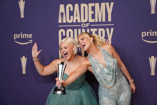 May 16, 2024, Frisco, Texas, United States: (L-R) Kendra Slaubaugh and Krista Slaubaugh of Tigirlily Gold, winners of the New Duo Group of the Year award pose with their prize in the press room during the 59th Academy of Country Music Awards Ceremony at The Ford Center at the Star. Frisco United States - ZUMAe321 20240516_zea_e321_002 Copyright: xJavierxVicenciox xEyepixxGroupx