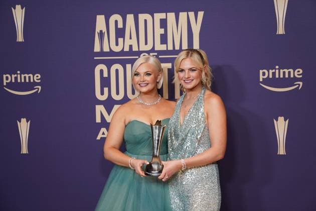 May 16, 2024, Frisco, Texas, United States: (L-R) Kendra Slaubaugh and Krista Slaubaugh of Tigirlily Gold, winners of the New Duo Group of the Year award pose with their prize in the press room during the 59th Academy of Country Music Awards Ceremony at The Ford Center at the Star. Frisco United States - ZUMAe321 20240516_zea_e321_008 Copyright: xJavierxVicenciox xEyepixxGroupx