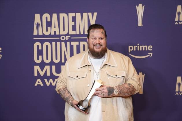 May 16, 2024, Frisco, Texas, United States: Jelly Roll, winner of the Music Event of the Year award for Save Me (with Lainey Wilson), poses with his prize in the press room during the 59th Academy of Country Music Awards Ceremony at The Ford Center at the Star. Frisco United States - ZUMAe321 20240516_zea_e321_011 Copyright: xJavierxVicenciox xEyepixxGroupx