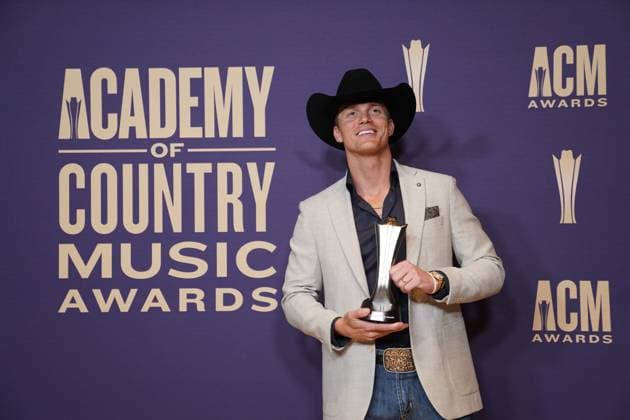 May 16, 2024, Frisco, Texas, United States: Parker McCollum, winner of Visual Media of the Year award for Burn It Down , poses with his prize in the press room during the 59th Academy of Country Music Awards Ceremony at The Ford Center at the Star. Frisco United States - ZUMAe321 20240516_zea_e321_012 Copyright: xJavierxVicenciox xEyepixxGroupx