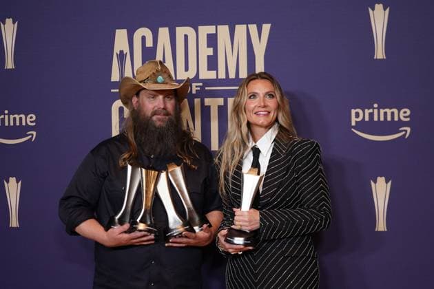 May 16, 2024, Frisco, Texas, United States: (L-R) Morgane Stapleton and Chris Stapleton, winners of the Album of the Year award for Higher , pose with their prizes in the press room during the 59th Academy of Country Music Awards Ceremony at The Ford Center at the Star. Frisco United States - ZUMAe321 20240516_zea_e321_013 Copyright: xJavierxVicenciox xEyepixxGroupx