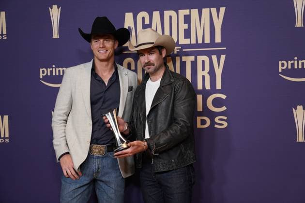 May 16, 2024, Frisco, Texas, United States: Parker McCollum, winner of Visual Media of the Year award for Burn It Down , and Dustin Haney pose with their prize in the press room during the 59th Academy of Country Music Awards Ceremony at The Ford Center at the Star. Frisco United States - ZUMAe321 20240516_zea_e321_020 Copyright: xJavierxVicenciox xEyepixxGroupx
