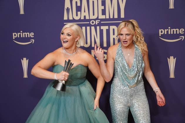 May 16, 2024, Frisco, Texas, United States: (L-R) Kendra Slaubaugh and Krista Slaubaugh of Tigirlily Gold, winners of the New Duo Group of the Year award pose with their prize in the press room during the 59th Academy of Country Music Awards Ceremony at The Ford Center at the Star. Frisco United States - ZUMAe321 20240516_zea_e321_021 Copyright: xJavierxVicenciox xEyepixxGroupx