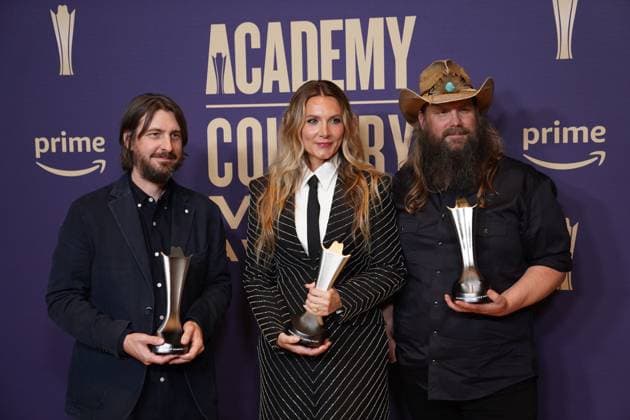 May 16, 2024, Frisco, Texas, United States: (L-R) Dave Cobb, Morgane Stapleton and Chris Stapleton, winners of the Album of the Year award for Higher , pose with their prizes in the press room during the 59th Academy of Country Music Awards Ceremony at The Ford Center at the Star. Frisco United States - ZUMAe321 20240516_zea_e321_032 Copyright: xJavierxVicenciox xEyepixxGroupx