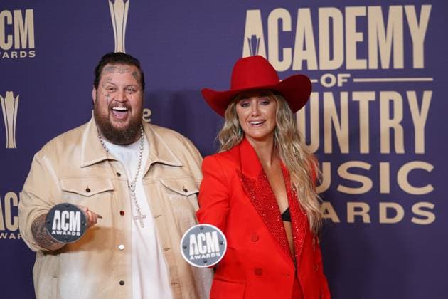 May 16, 2024, Frisco, Texas, United States: Jelly Roll and Lainey Wilson, winners of the Music Event of the Year award for Save Me pose with their prizes in the press room during the 59th Academy of Country Music Awards Ceremony at The Ford Center at the Star. Frisco United States - ZUMAe321 20240516_zea_e321_033 Copyright: xJavierxVicenciox xEyepixxGroupx