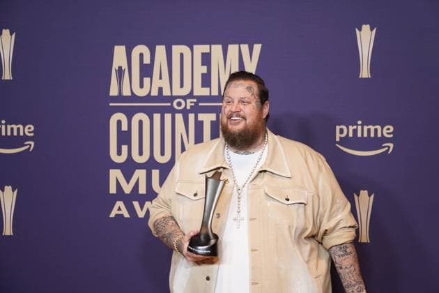 May 16, 2024, Frisco, Texas, United States: Jelly Roll, winner of the Music Event of the Year award for Save Me (with Lainey Wilson), poses with his prize in the press room during the 59th Academy of Country Music Awards Ceremony at The Ford Center at the Star. Frisco United States - ZUMAe321 20240516_zea_e321_035 Copyright: xJavierxVicenciox xEyepixxGroupx