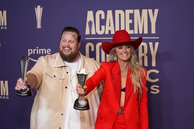 May 16, 2024, Frisco, Texas, United States: Jelly Roll and Lainey Wilson, winners of the Music Event of the Year award for Save Me pose with their prizes in the press room during the 59th Academy of Country Music Awards Ceremony at The Ford Center at the Star. Frisco United States - ZUMAe321 20240516_zea_e321_043 Copyright: xJavierxVicenciox xEyepixxGroupx