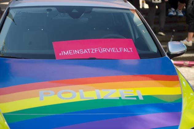 News Themen der Woche KW20 News Bilder des Tages Flensburg, Schleswig-Holstein Flensbunt Straßenfest am Internationaler Tag gegen Homo-, Bi-, Inter- und Transphobie (IDAHOBIT) in Flensburg auf dem Südermarkt. Hier: Polizeiwagen mit Transprarent an der Windschutzscheibe mit Aufschrift: Im Einsatz für Vielfalt. Aufnahme vom 17.05.2024, Flensburg *** Flensburg, Schleswig Holstein Flensbunt Street festival on the International Day against Homo , Bi , Inter and Transphobia IDAHOBIT in Flensburg on the Südermarkt Here police car with banner on the windshield with the inscription Im Einsatz für Vielfalt Photo taken on 17 05 2024, Flensburg