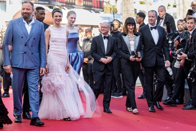 B MontÃ e des marches du film Â Kinds of Kindness Â lors du 77eme Festival International du Film de Cannes Yorgos Lanthimos, Margaret Qualley, Hunter Schafer MontÃ e des marches du film Â Kinds of Kindness Â lors du 77eme Festival International du Film de Cannes, au Palais des Festivals Ã Cannes Le 17 mai 2024 Olivier Borde Bestimage Red carpet of the movie Â Kinds of Kindness Â during the 77th Cannes International Film Festival at the Palais des Festivals in Cannes, France On may 17th 2024 Cannes France  Copyright: xOLIVIERxBORDEx xBESTIMAGExOLIVIERxBORDEx xBESTIMAGEx