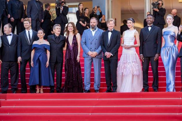 B Montà e des marches du film  Kinds of Kindness  lors du 77eme Festival International du Film de Cannes Guest, Joe Alwyn, Hong Chau, Willem Dafoe, Emma Stone, Yorgos Lanthimos, Jesse Plemons, Margaret Qualley, Mamoudou Athie, Hunter Schafer Montà e des marches du film  Kinds of Kindness  lors du 77eme Festival International du Film de Cannes, au Palais des Festivals à Cannes On may 17th 2024 Olivier Borde Bestimage Red carpet of the movie  Kinds of Kindness  during the 77th Cannes International Film Festival at the Palais des Festivals in Cannes, France On may 17th 2024 Cannes France Copyright: xOLIVIERxBORDEx xBESTIMAGExOLIVIERxBORDEx xBESTIMAGEx