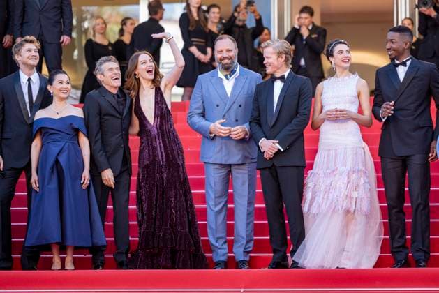 B MontÃ e des marches du film Â Kinds of Kindness Â lors du 77eme Festival International du Film de Cannes Joe Alwyn, Hong Chau, Willem Dafoe, Emma Stone, Yorgos Lanthimos, Jesse Plemons, Margaret Qualley, Mamoudou Athie MontÃ e des marches du film Â Kinds of Kindness Â lors du 77eme Festival International du Film de Cannes, au Palais des Festivals Ã Cannes On may 17th 2024 Olivier Borde Bestimage Red carpet of the movie Â Kinds of Kindness Â during the 77th Cannes International Film Festival at the Palais des Festivals in Cannes, France On may 17th 2024 Cannes France  Copyright: xOLIVIERxBORDEx xBESTIMAGExOLIVIERxBORDEx xBESTIMAGEx
