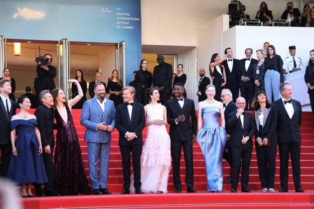 Kinds of Kindness premiere in Cannes CANNES, FRANCE - MAY 17: Joe Alwyn, Hong Chau, Willem Dafoe, Emma Stone, Yorgos Lanthimos, Jesse Plemons, Margaret Qualley, Mamoudou Athie, Hunter Schafer, Ed Guiney, Kasia Malipan and Andrew Lowe at the Kinds of Kindness premiere at the 77th annual Cannes Film Festival at Palais des Festivals on May 17, 2024 in Cannes, France. CAP GOL GOL Cannes Provence-Alpes-Côte d Azur France Copyright: xRickxGold CapitalxPicturesx