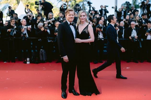77eme Festival International du Film de Cannes Montee des marches du film Kinds of Kindness 77th International Cannes Film Festival Red Carpet of Kinds of Kindness movie 305079 2024 05 17 Alpes Maritimes Cannes France Dunst, Kirsten Plemons, Jesse  Copyright: xTerencexBaelenx STAR_305079_111