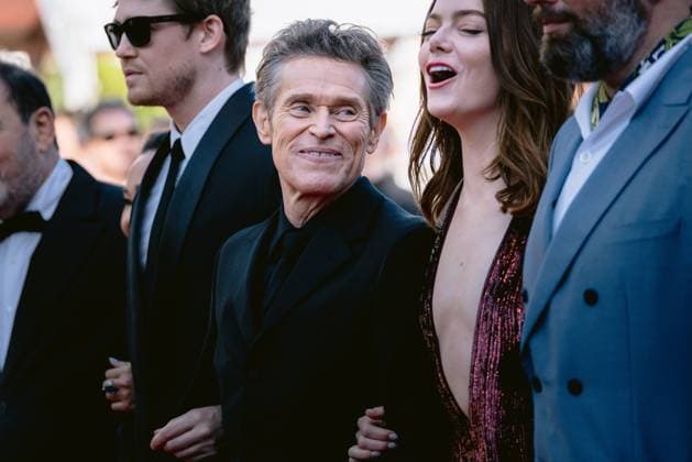 77eme Festival International du Film de Cannes Montee des marches du film Kinds of Kindness 77th International Cannes Film Festival Red Carpet of Kinds of Kindness movie 305079 2024 05 17 Alpes Maritimes Cannes France Dafoe, Willem Stone, Emma  Copyright: xTerencexBaelenx STAR_305079_136