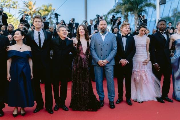 77eme Festival International du Film de Cannes Montee des marches du film Kinds of Kindness 77th International Cannes Film Festival Red Carpet of Kinds of Kindness movie 305079 2024 05 17 Alpes Maritimes Cannes France Dafoe, Willem Stone, Emma Lanthimos, Yorgos  Copyright: xTerencexBaelenx STAR_305079_142