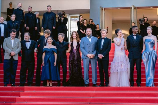 77eme Festival International du Film de Cannes Montee des marches du film Kinds of Kindness 77th International Cannes Film Festival Red Carpet of Kinds of Kindness movie 305079 2024 05 17 Alpes Maritimes Cannes France Dafoe, Willem Stone, Emma Lanthimos, Yorgos Qualley , Sarah Margaret  Copyright: xTerencexBaelenx STAR_305079_159