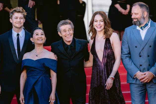 77eme Festival International du Film de Cannes Montee des marches du film Kinds of Kindness 77th International Cannes Film Festival Red Carpet of Kinds of Kindness movie 305079 2024 05 17 Alpes Maritimes Cannes France Dafoe, Willem Stone, Emma Lanthimos, Yorgos  Copyright: xTerencexBaelenx STAR_305079_165