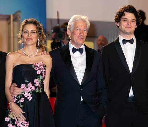 77eme Festival International du Film de Cannes MontÃ e des marches du film Oh Canada 77th Cannes Film Festival Red carpet of the film Oh, Canada Richard Gere with his wife Alejandra Silva and his son Homer Gere 305089 2024 05 17 Cannes France  Copyright: xIsabellexVautierx xStarfacex STAR_305089_039