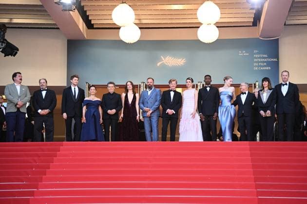 Cannes Kinds Of Kindness Premiere Joe Alwyn, Hong Chau, Willem Dafoe, Emma Stone, Yorgos Lanthimos, Jesse Plemons, Margaret Qualley, Mamoudou Athie, Hunter Schafer, Ed Guiney, Kasia Malipan, Andrew Lowe and Thierry Fremaux attending the Kinds Of Kindness Premiere as part of the 77th Cannes International Film Festival in Cannes, France on May 17, 2024. Photo by Aurore Marechal ABACAPRESS.COM Cannes France Copyright: xMarechalxAurore ABACAx