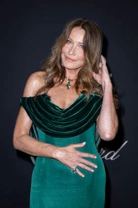 B Photocall du diner TrophÃ e Chopard au Carlton Beach lors du 77eme Festival International du Film de Cannes Carla Bruni Sarkozy Photocall du diner TrophÃ e Chopard au Carlton Beach lors du 77eme Festival International du Film de Cannes Le 17 mai 2024 Olivier Borde Bestimage Photocall of the dinner Chopard Trophy during the 77th annual Cannes Film Festival at Carlton Beach On May 17th 2024 Cannes France  Copyright: xOLIVIERxBORDEx xBESTIMAGExOLIVIERxBORDEx xBESTIMAGEx