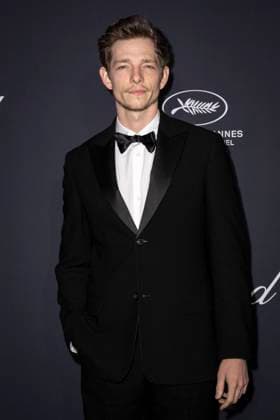 B Photocall du diner TrophÃ e Chopard au Carlton Beach lors du 77eme Festival International du Film de Cannes Mike Faist Photocall du diner TrophÃ e Chopard au Carlton Beach lors du 77eme Festival International du Film de Cannes Le 17 mai 2024 Olivier Borde Bestimage Photocall of the dinner Chopard Trophy during the 77th annual Cannes Film Festival at Carlton Beach On May 17th 2024 Cannes France  Copyright: xOLIVIERxBORDEx xBESTIMAGExOLIVIERxBORDEx xBESTIMAGEx