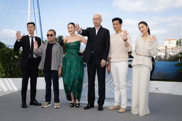 Cannes - Black Dog Photocall Zhou You, Jia Zhangke, Liang Jing, Guan Hu, Eddie Li and Tong Liya attend the Black Dog Photocall at the 77th annual Cannes Film Festival at Palais des Festivals on May 18, 2024 in Cannes, France. Photo by Shootpix ABACAPRESS.COM Cannes France  Copyright: xShootpix ABACAx