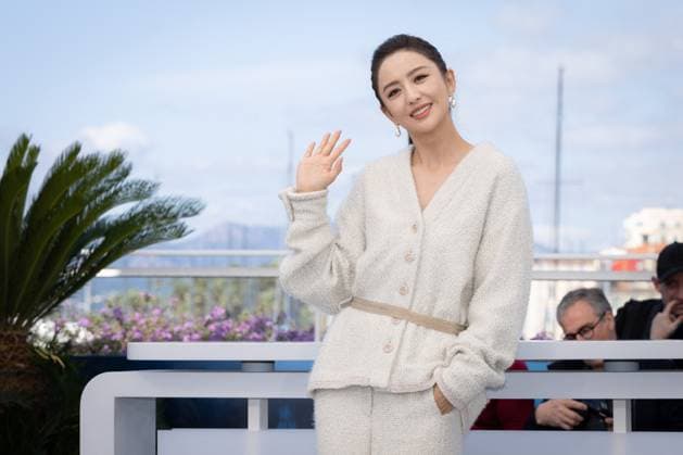 Cannes - Black Dog Photocall Tong Liya attends the Black Dog Photocall at the 77th annual Cannes Film Festival at Palais des Festivals on May 18, 2024 in Cannes, France Photo by Shootpix ABACAPRESS.COM Cannes France  Copyright: xShootpix ABACAx