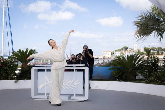 Cannes - Black Dog Photocall Tong Liya attends the Black Dog Photocall at the 77th annual Cannes Film Festival at Palais des Festivals on May 18, 2024 in Cannes, France Photo by Shootpix ABACAPRESS.COM Cannes France  Copyright: xShootpix ABACAx