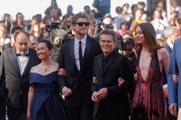 Festival de Cannes Carpet Kinds of Kindness Hong Chau, Joe Alwyn, Willem Dafoe and Emma Stone at the premiere Kinds of Kindness during the 77th International Film Festival at the Palais de Festival in Cannes on 17 May 2024 Copyright: xEventpressxKochanx