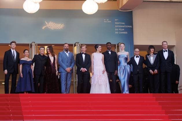 Festival de Cannes Carpet Kinds of Kindness Joe Alwyn, Hong Chau, Willem Dafoe, Emma Stone, Yorgos Lanthimos, Jesse Plemons, Margaret Qualley, Mamoudou Athie, Hunter Schafer, Ed Guiney and Yelle at the premiere Kinds of Kindness during the 77th Cannes International Film Festival at the Palais de Festival in Cannes on 17 05 2024 Copyright: xEventpressxKochanx