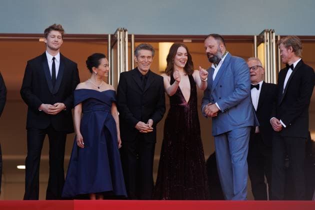 Festival de Cannes Carpet Kinds of Kindness Joe Alwyn, Hong Chau, Willem Dafoe, Emma Stone, Yorgos Lanthimos and Thierry Fremaux at the premiere Kinds of Kindness during the 77th Cannes International Film Festival at the Palais de Festival in Cannes on 17 05 2024 Copyright: xEventpressxKochanx